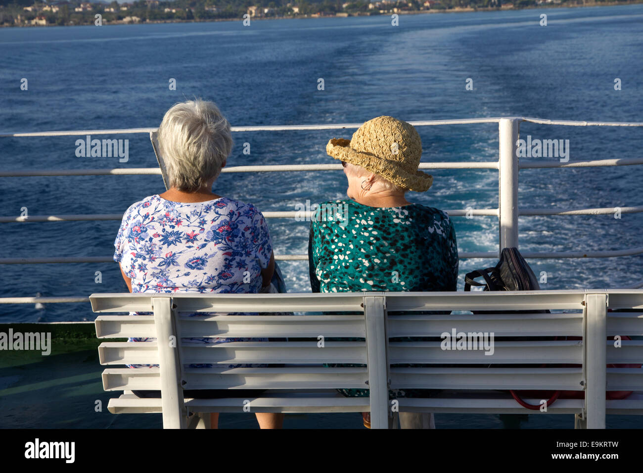 Due anziani signori in conversazione su una barca di traghetto. Foto Stock