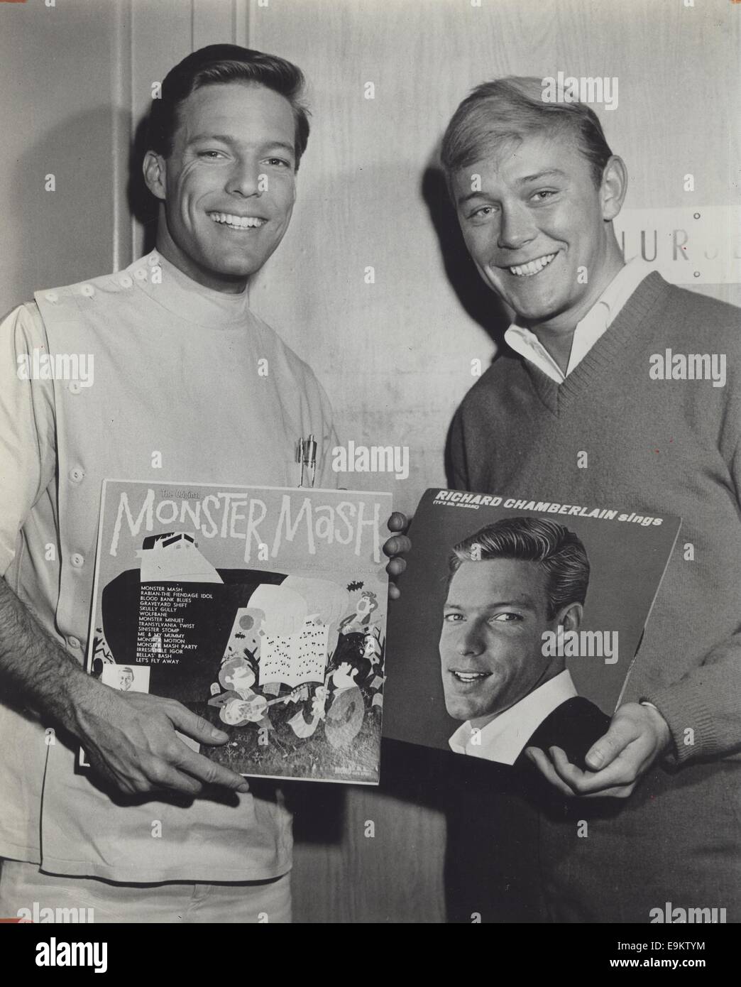 RICHARD CHAMBERLAIN con Bobby Pickett con il loro album durante una visita di Pickett per il set di MGM-TV il dottor Kildare.fornito da foto, inc. © fornito dal mondo foto, Inc/Globe foto/ZUMA filo/Alamy Live News Foto Stock