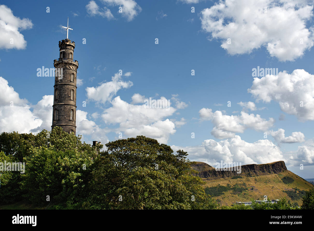 Il Monumento Nelson a Edimburgo. La Scozia. Arthur' Seat in background. Foto Stock