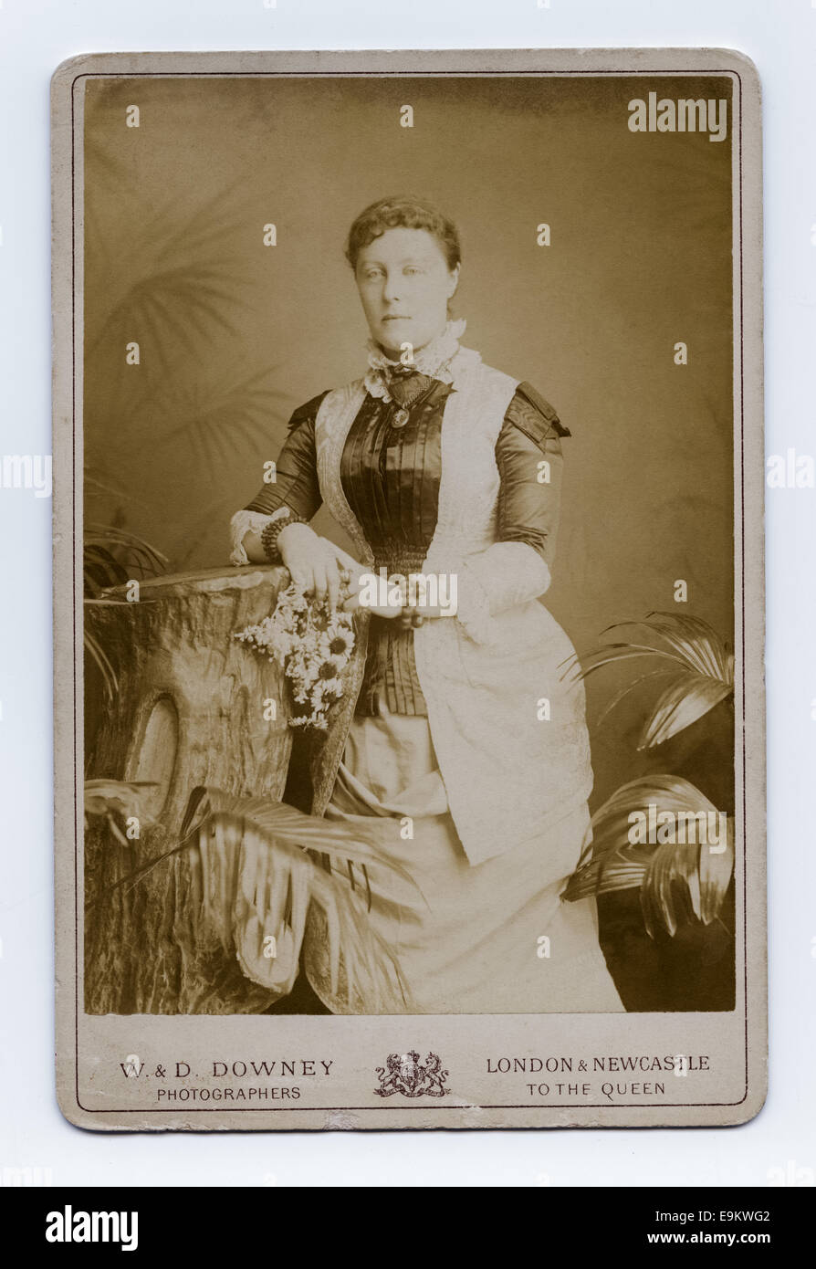 Armadio vittoriano Card studio ritratto di una giovane donna dalla W&D Downey studio fotografico, Londra e Newcastle, Regno Unito. ©1882 Foto Stock