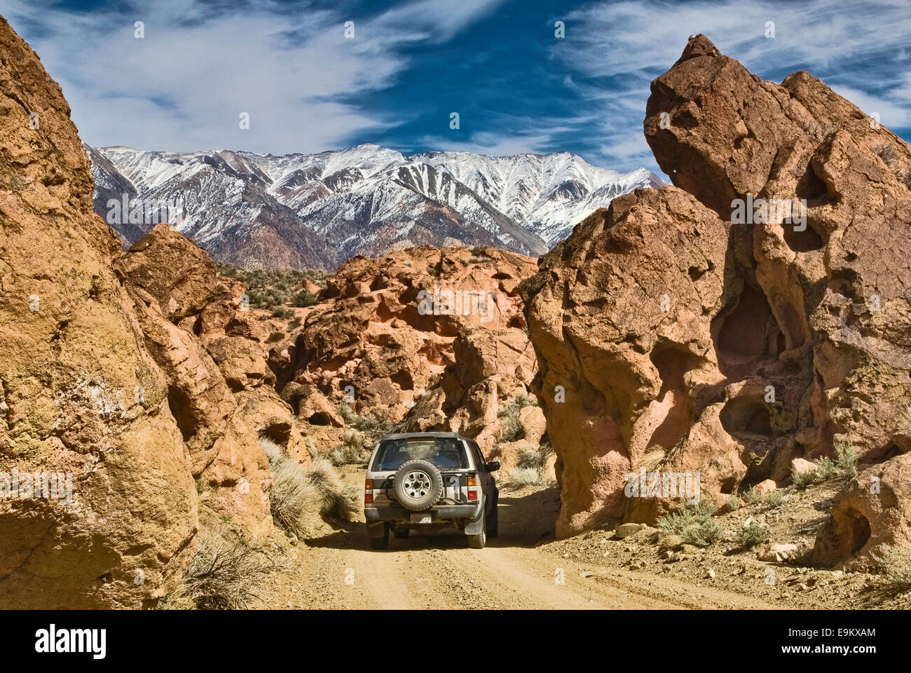 Veicolo 4x4 su strada nel Red Rock Canyon, White Mountains in lontananza, Mojave Desert vicino a Bishop, California, USA Foto Stock