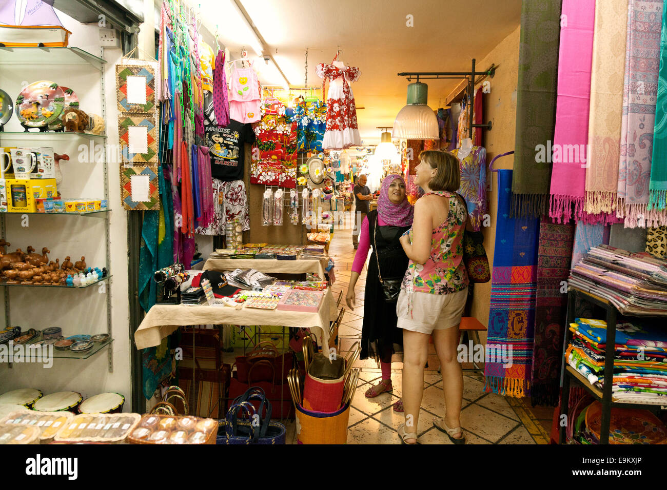 Un turista di shopping in indoor mercato di abbigliamento, Port Louis, Maurizio Foto Stock