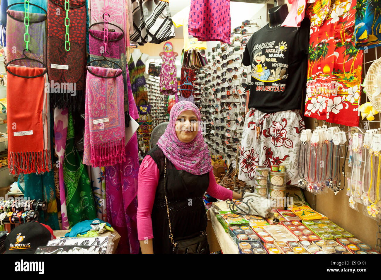 Arabo musulmano stallholder donna e i suoi vestiti in stallo il mercato coperto, Port Louis, Maurizio Foto Stock