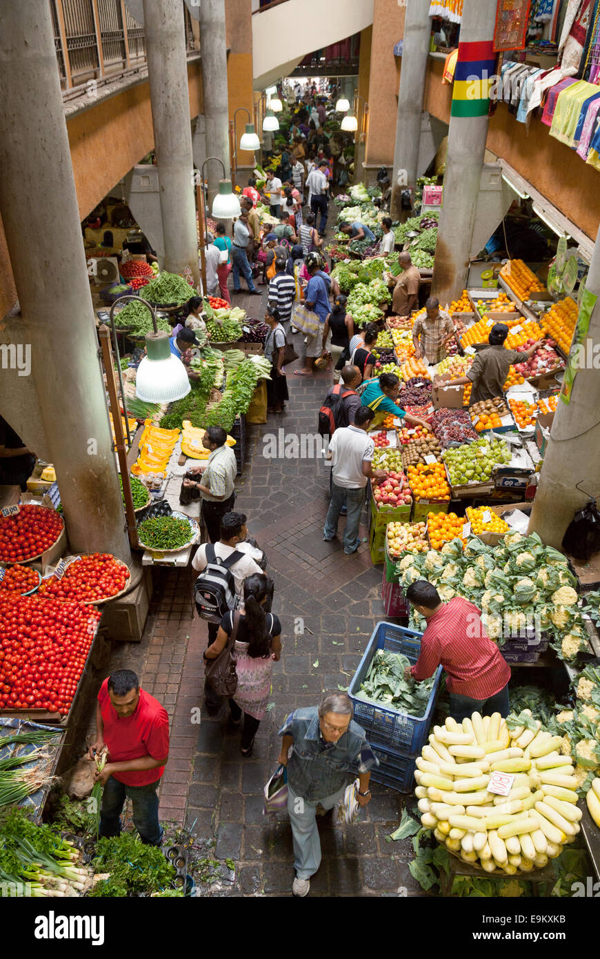 La popolazione locale dello shopping al coperto mercato alimentare, Port Louis, Mauritius, Africa Foto Stock