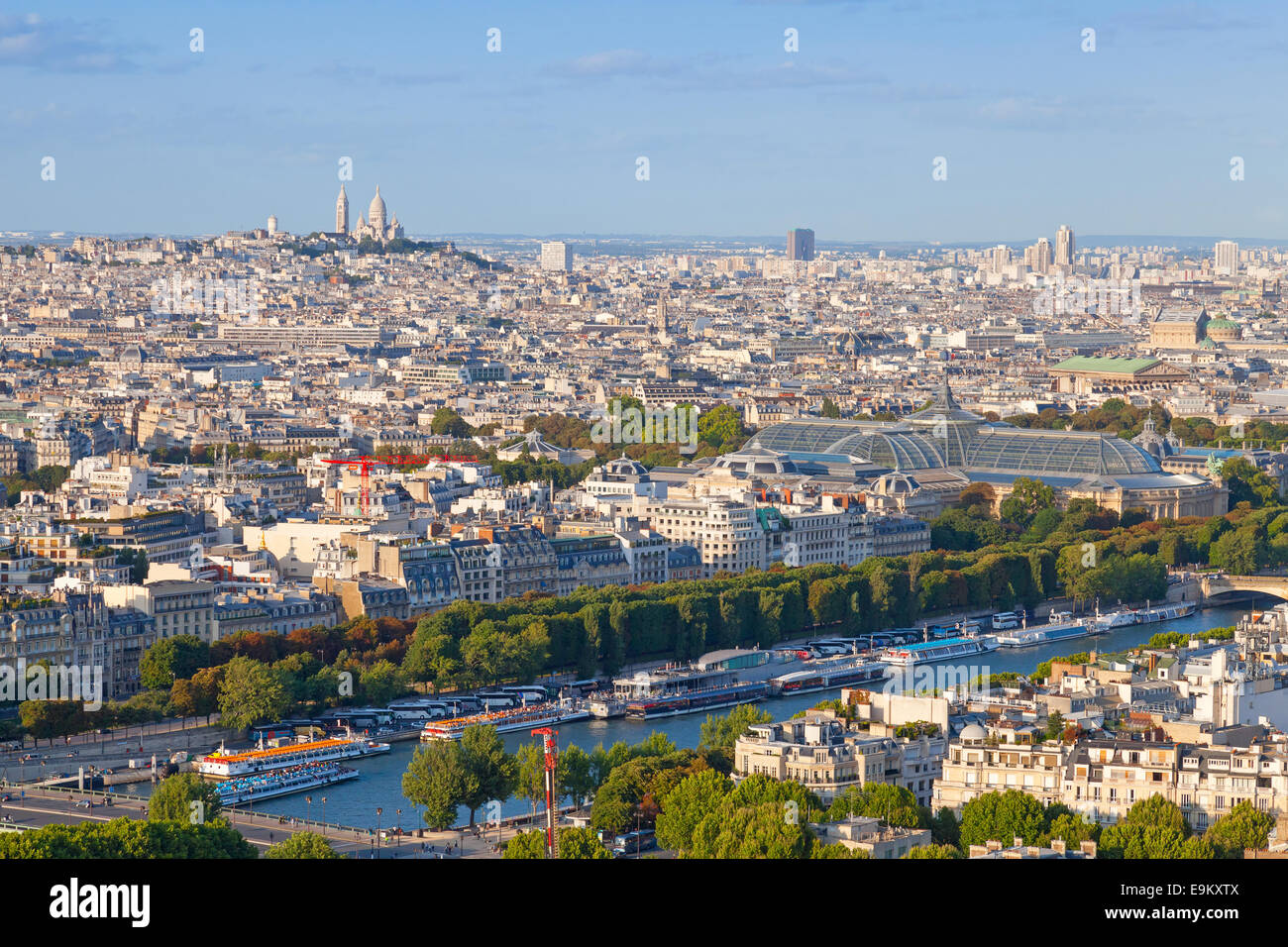 Birds Eye vista dalla Torre Eiffel a Parigi city, Francia con Cattedrale Sacre Coeur all'orizzonte Foto Stock