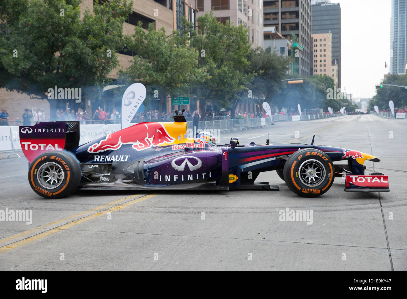 Austin, Texas, Stati Uniti d'America. 29 ottobre, 2014. Formula Uno Infiniti Red Bull Racing driver Sebastian Vettel si trasforma le ciambelle su Congress Avenue di Austin in Texas con due anni di auto durante un evento di promozione prima di questo fine settimana è stato unito il Grand Prix al di fuori di Austin. Centinaia di dipendenti del centro guardato su durante le due ore di evento. Credito: Bob Daemmrich/Alamy Live News Foto Stock