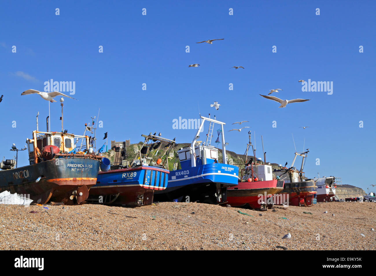 Hastings Regno Unito le navi per la pesca a strascico sulla Città Vecchia Stade beach. Hastings ha la più grande spiaggia lanciato della flotta da pesca in Gran Bretagna nel Regno Unito e in Europa Foto Stock