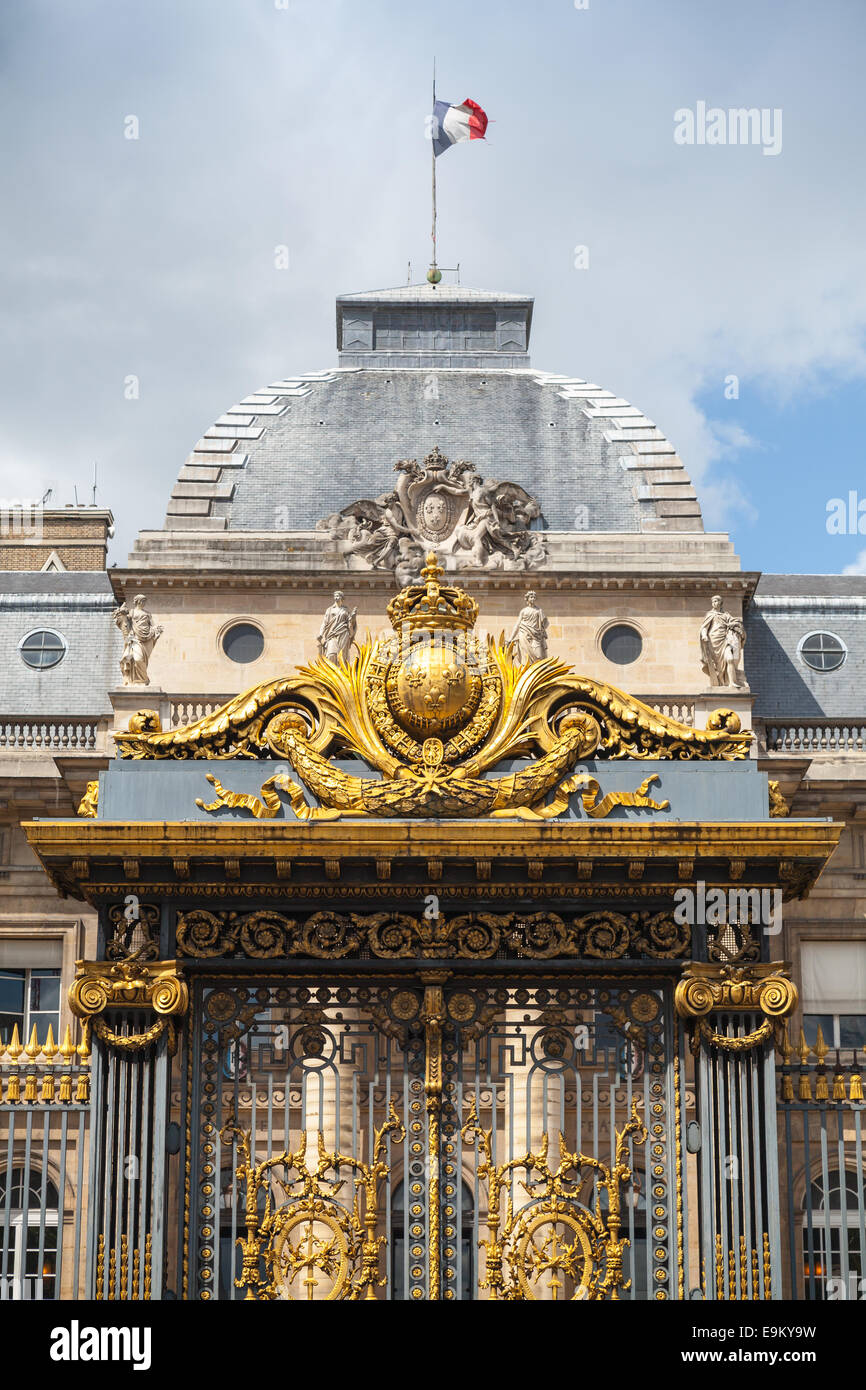 Cancello con decorazioni dorate, ingresso al Palais de Justice di Parigi, Francia Foto Stock