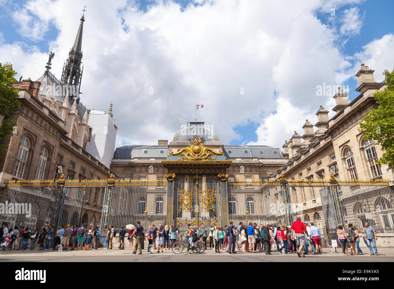Parigi, Francia - 07 agosto 2014: i turisti di fronte al Palais de Justice Foto Stock