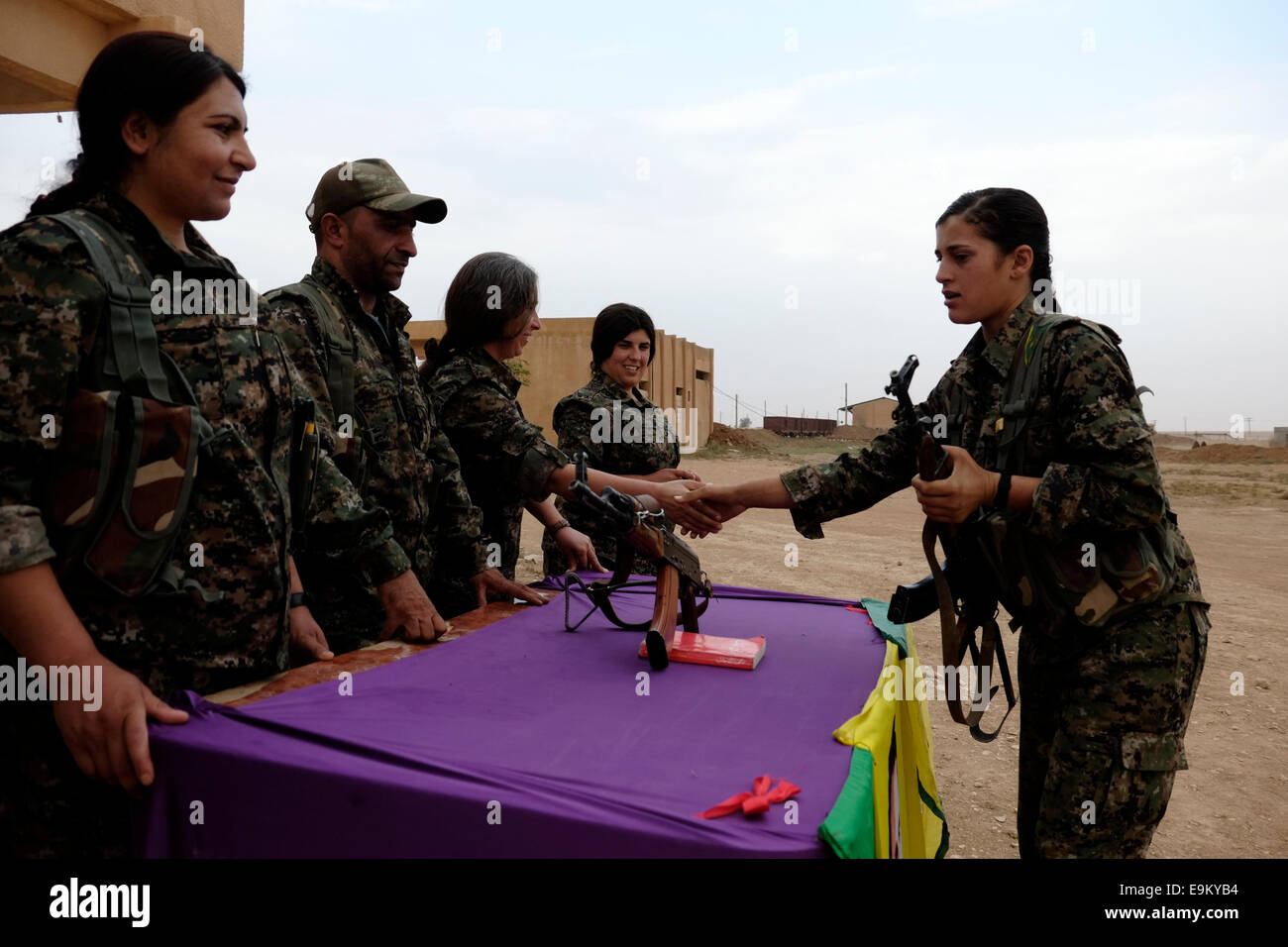YPJ combattente femminile che partecipa alla cerimonia del giuramento in un Campo di addestramento in al Hasakah o distretto di Hassakeh conosciuto come Rojava la regione autonoma de facto curda originaria di e. Composto da tre cantoni autonomi nel nord della Siria Foto Stock