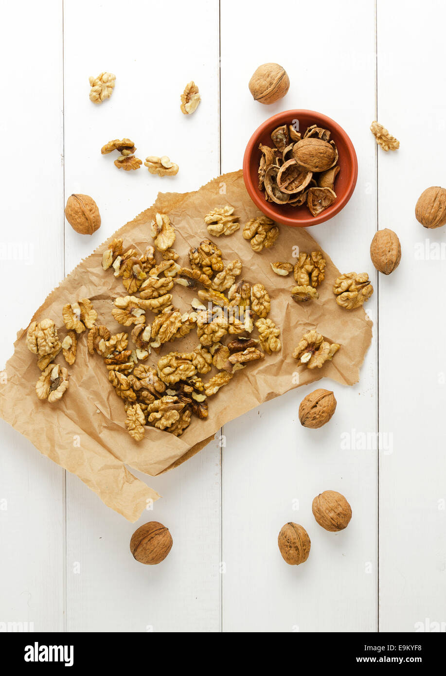 Noci core, breve e noci sopra il tavolo bianco Foto Stock