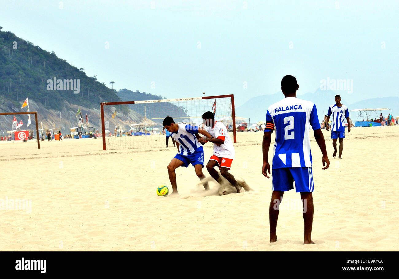 Partita di calcio sulla spiaggia di Copacabana a Rio de Janeiro in Brasile Foto Stock