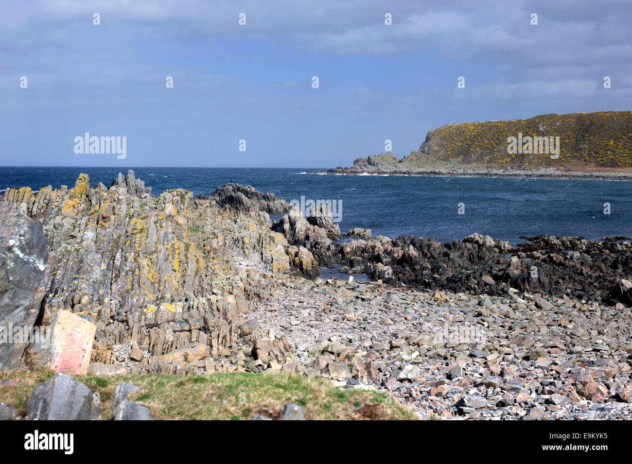 Cielo blu sopra la costa rocciosa vicino a Cullen sul nord-est costa Aberdeenshire Foto Stock