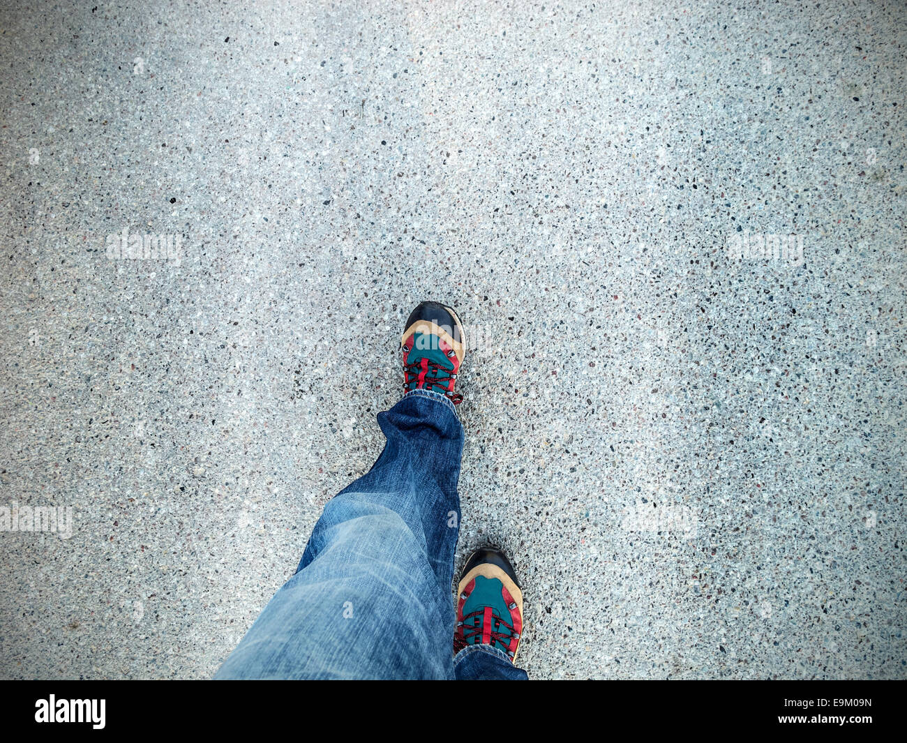 Concetto di immagine gambe camminando su asfalto. Foto Stock