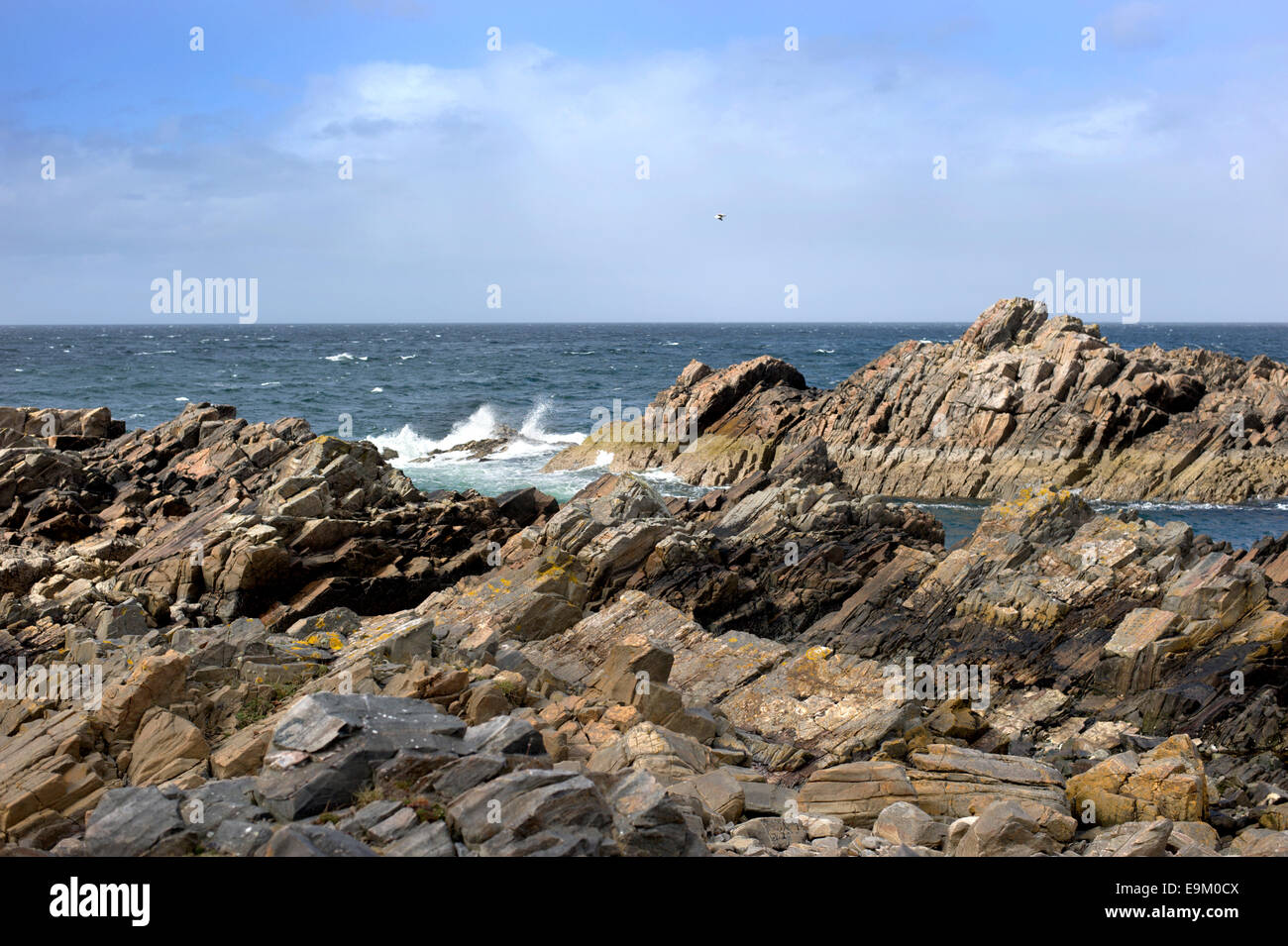 Cielo blu sopra la costa rocciosa vicino a Cullen sul nord-est costa Aberdeenshire Foto Stock