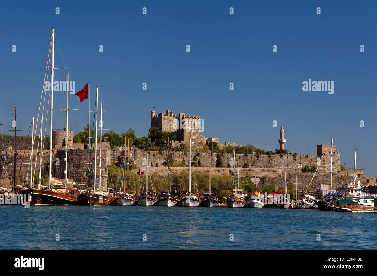 Bodrum Porto e Castello di San Pietro e la città di Bodrum, Provincia di Mugla, Turchia Foto Stock