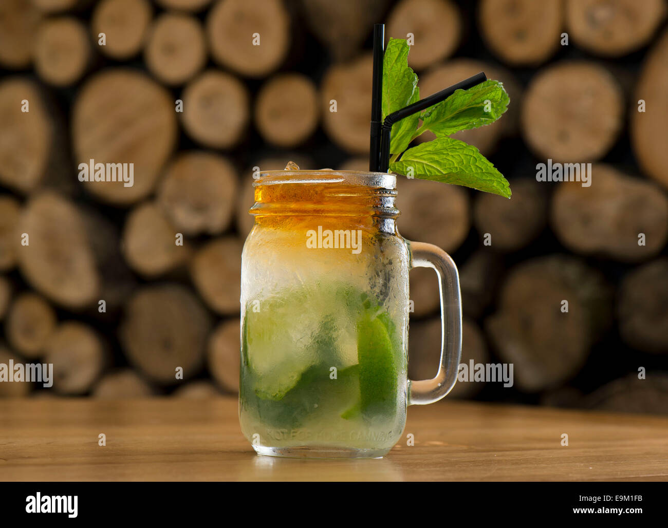 Un mojito bevande cocktail serviti con la menta, tigli, zucchero e rum in un bar. Foto Stock