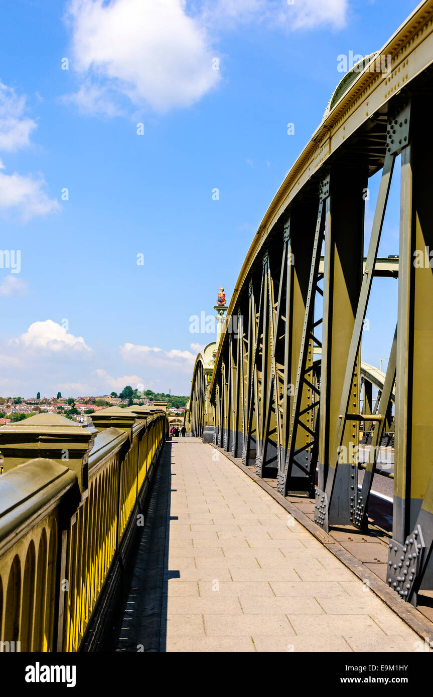 Il sentiero pedonale adiacente al Ponte Vecchio che ha tre archi di travatura reticolare in acciaio campate e trasporta il traffico da Rochester a Strood. Foto Stock