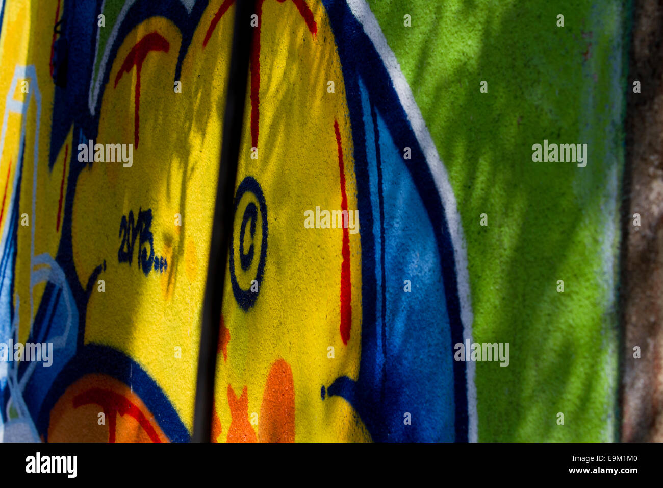 Coloufull graffiti del muro di Berlino in luce ombre 2013 Foto Stock