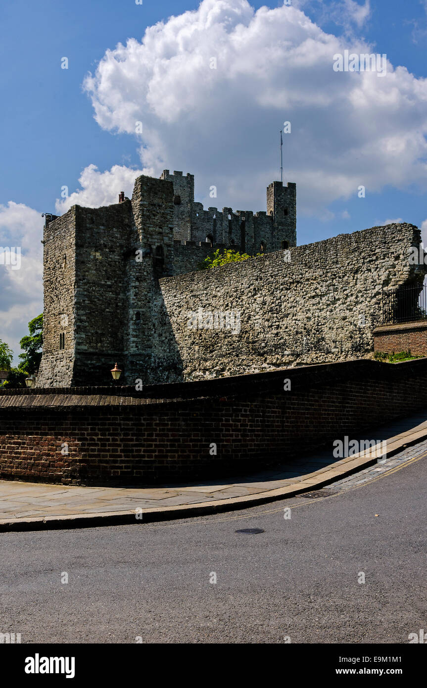 Le rovine del magnifico a tre piani di Torre Normanna-tenere di Rochester Castle costruito di Kentish ragstone circa 1127 Foto Stock