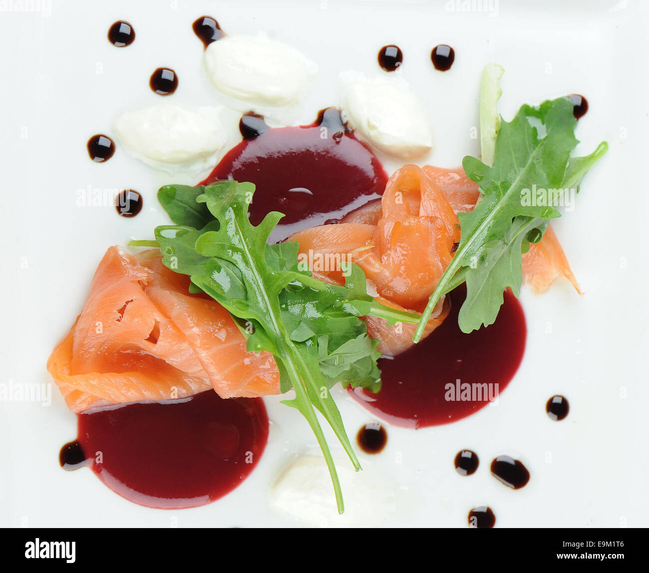 Salmone affumicato gravlax servito come antipasto su una piastra bianca con salsa di peperoncino. Foto Stock