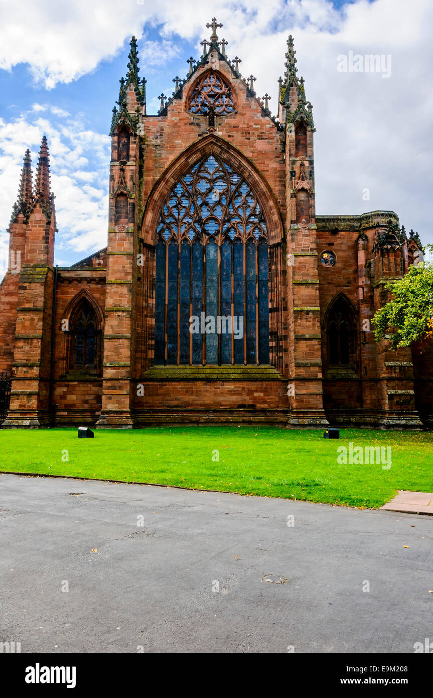 L'estremità est della Cattedrale di Carlisle che mostra la grande finestra orientale e le sue intricate tracery medievale ancora con vetro originale. Foto Stock