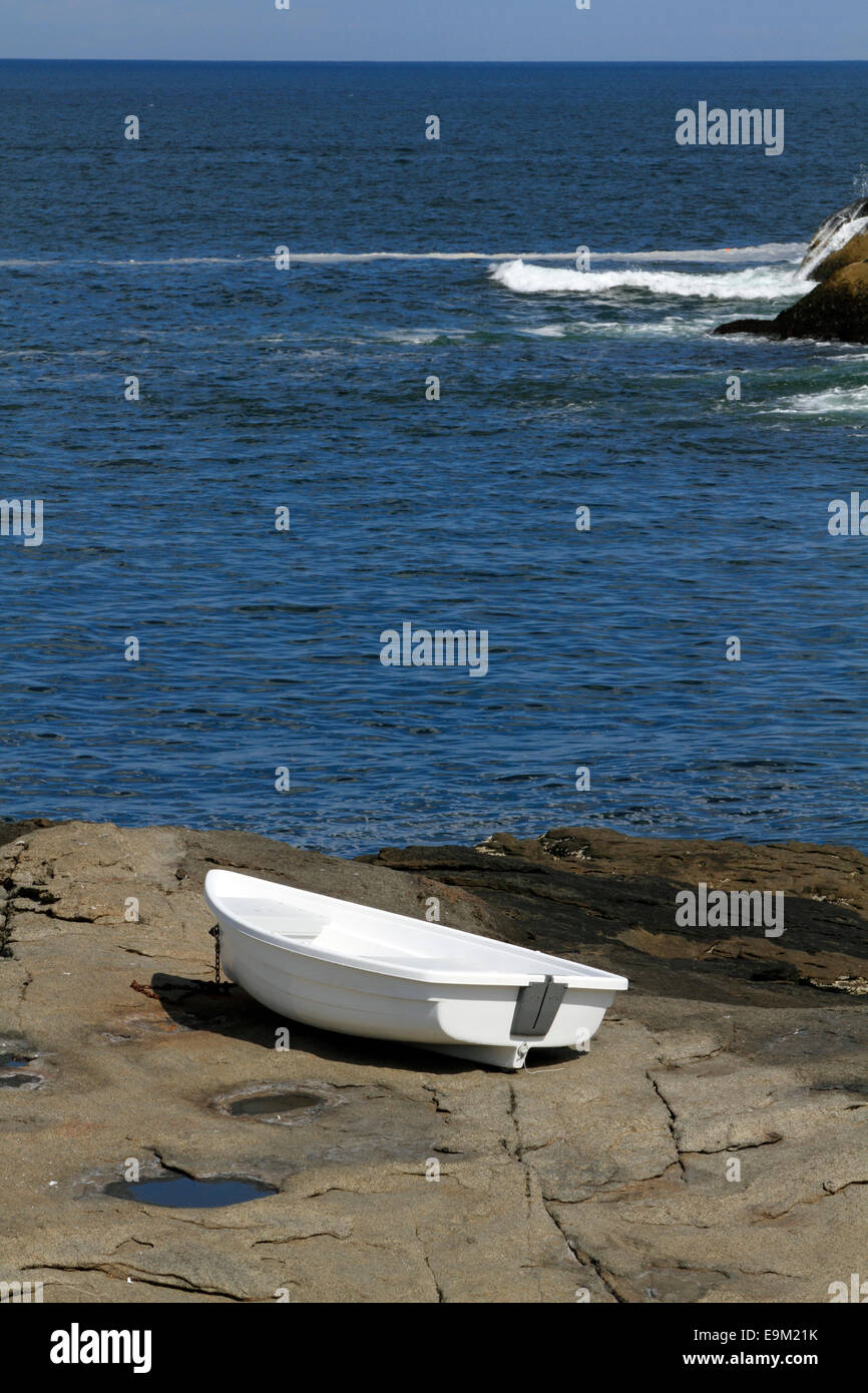 Una piccola barca su sporgenze rocciose a Sohier Park, York Maine, Stati Uniti d'America. Sohier Park è anche un punto di visualizzazione foe Cape Neddick luce. Foto Stock