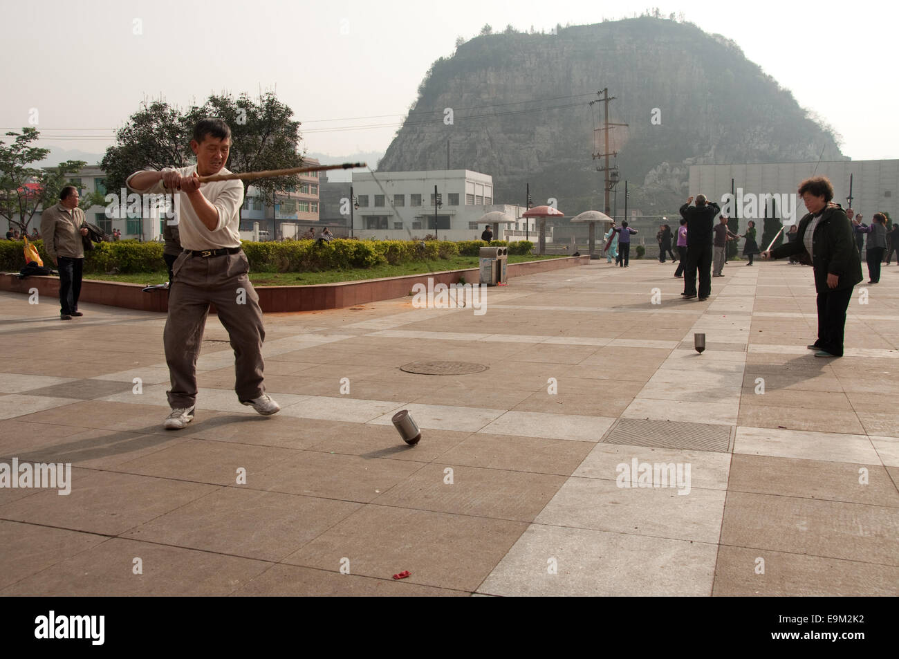 Il popolo cinese whiping cime di filatura come esercizio fisico, luzhi, guizhou, Cina Foto Stock