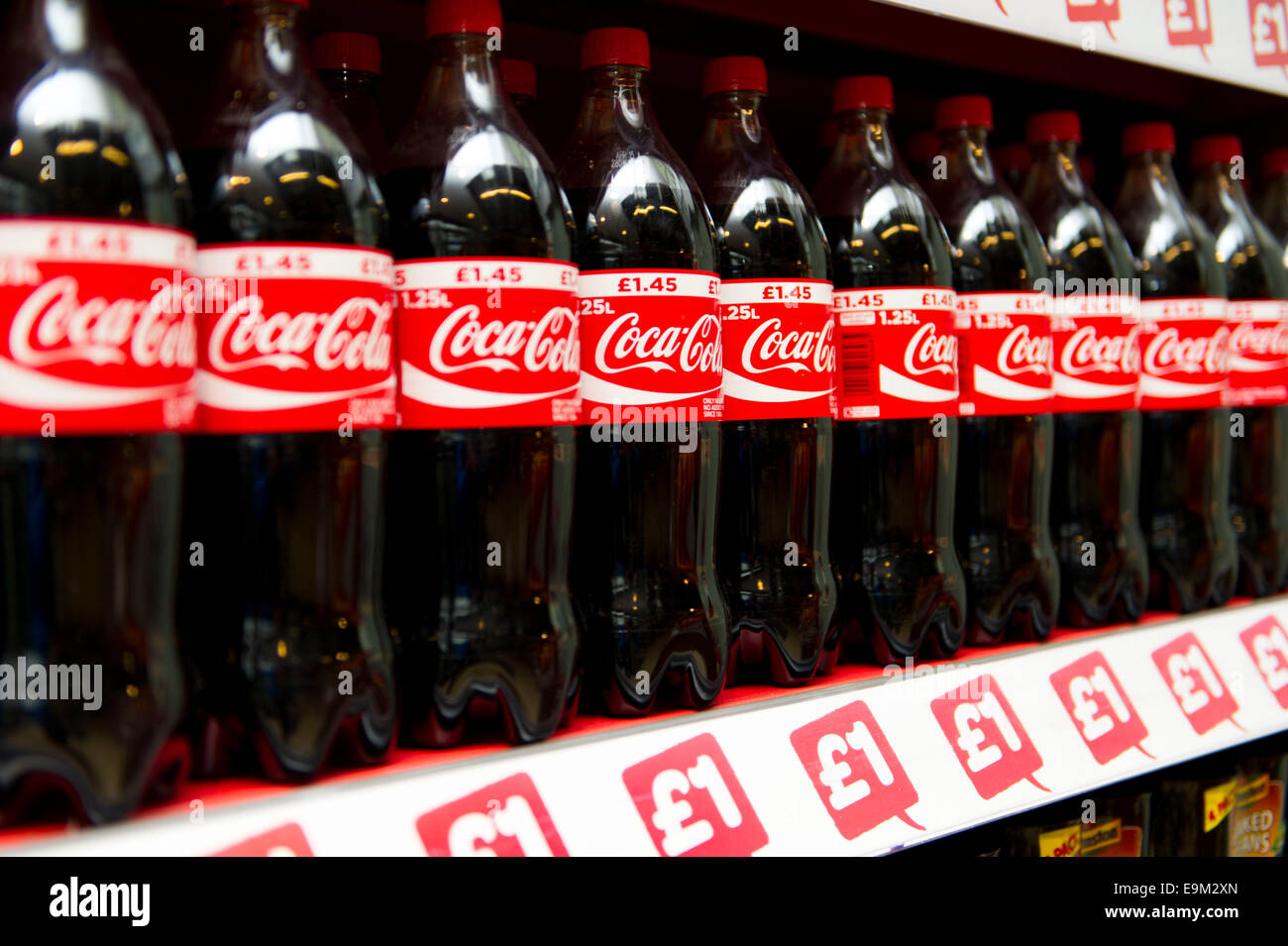 Coca Cola in vendita su uno scaffale di supermercato. I medici hanno avvertito bevande gassate può portare alla carie e diabete e obesità. Foto Stock