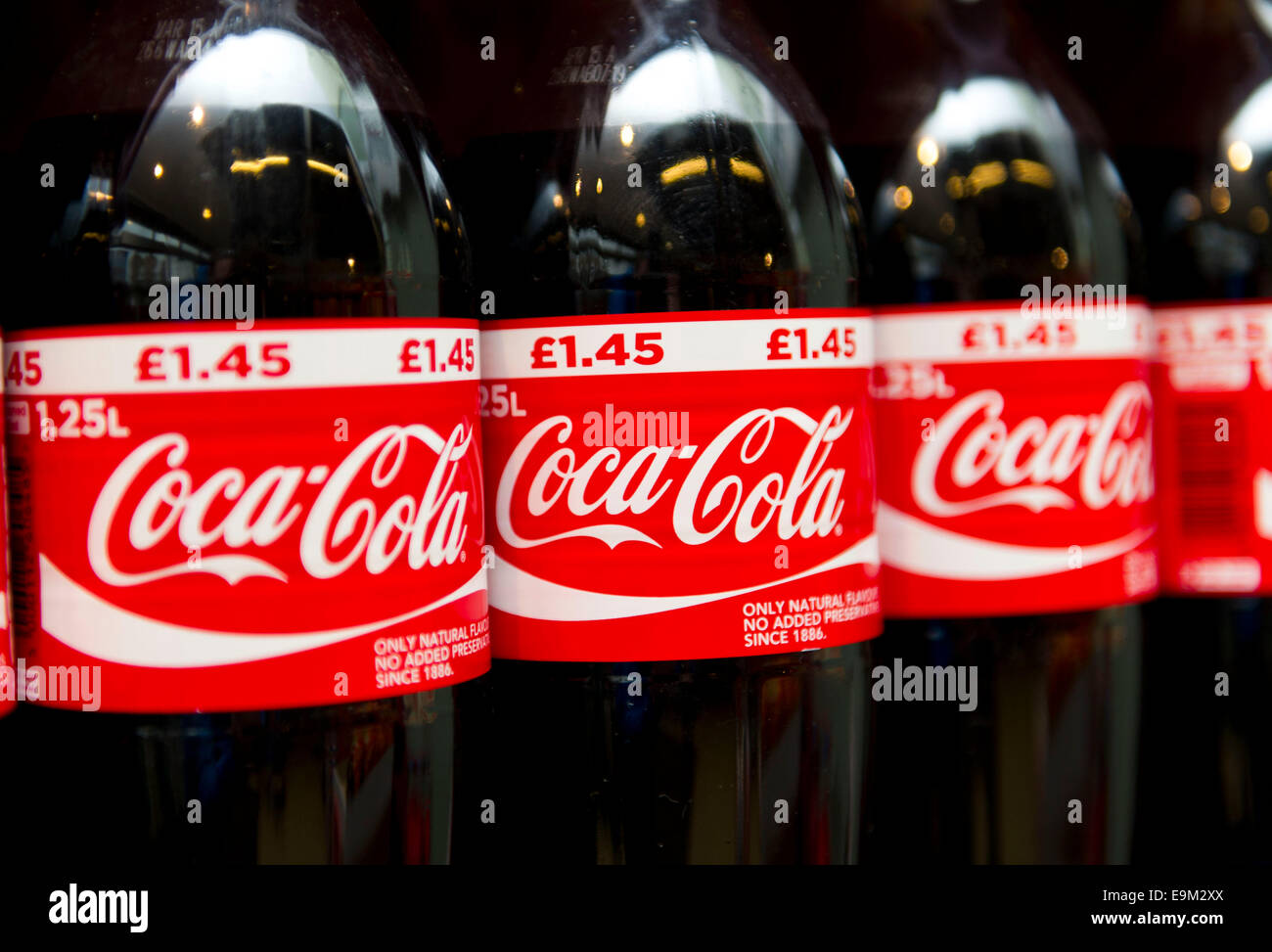 Coca Cola in vendita su uno scaffale di supermercato. I medici hanno avvertito bevande gassate può portare alla carie e diabete e obesità. Foto Stock