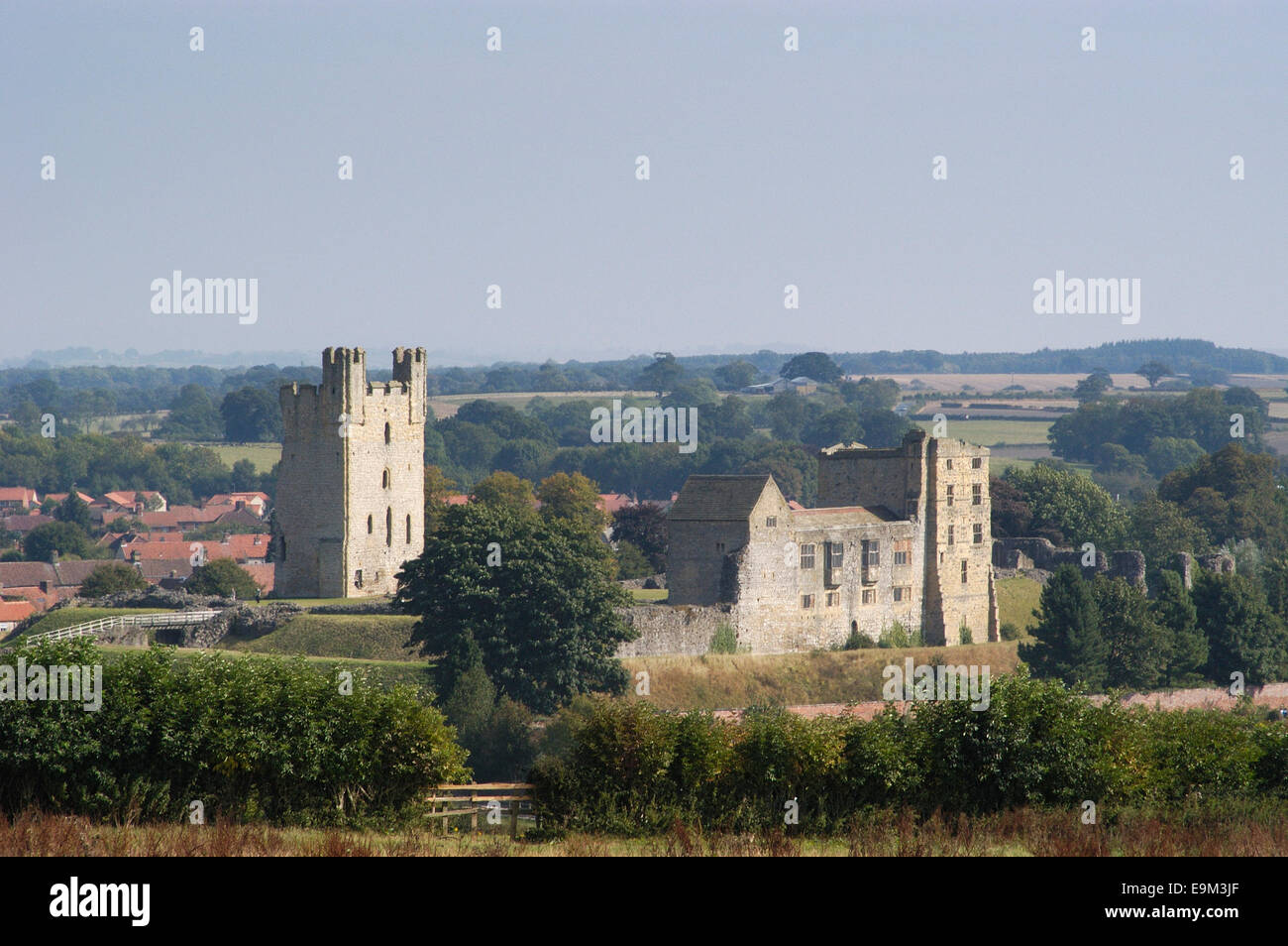 Castello di Helmsley dal modo di Cleveland, il percorso di Rievaulx Abbey, Helmsley, North Yorkshire, Inghilterra 030915 0334 Foto Stock