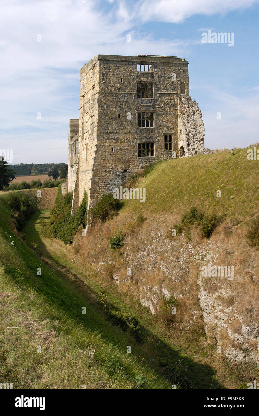 Castello di Helmsley, fossa interna, West gamma Tudor House, Helmsley, North Yorkshire, Inghilterra 0030915 0341 Foto Stock