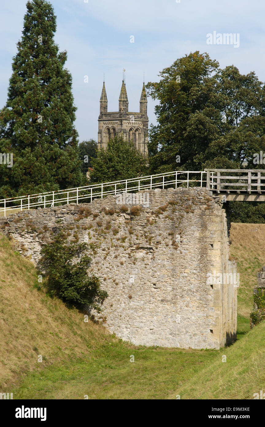 Helmsley fossato del castello e la torre della chiesa di Tutti i Santi, Helmsley, North Yorkshire, Inghilterra 030915 0342 Foto Stock