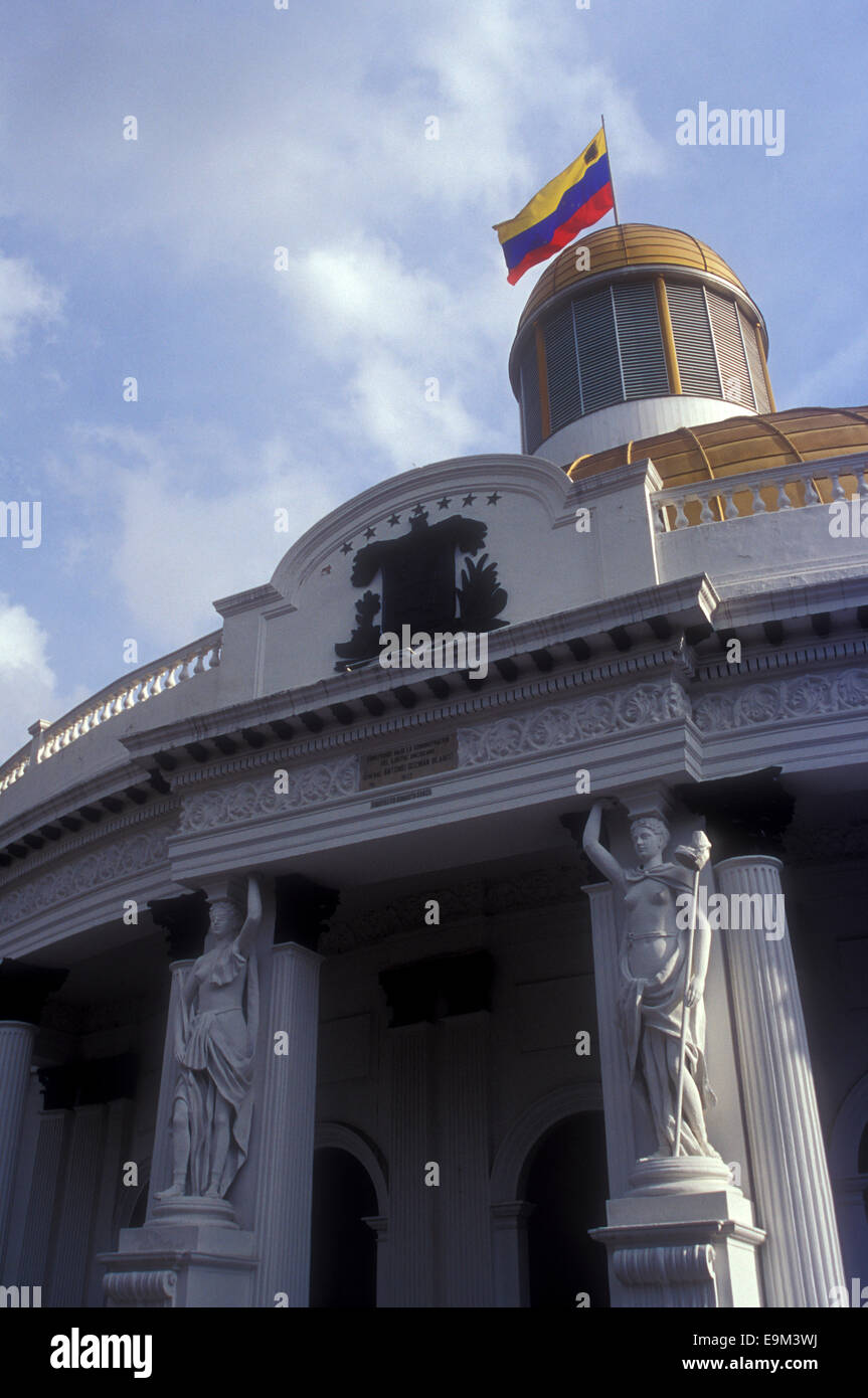 Bandiera venezuelana sorvolano il Capitolio Nacional o Capitol nazionale, Caracas, Venezuela Foto Stock