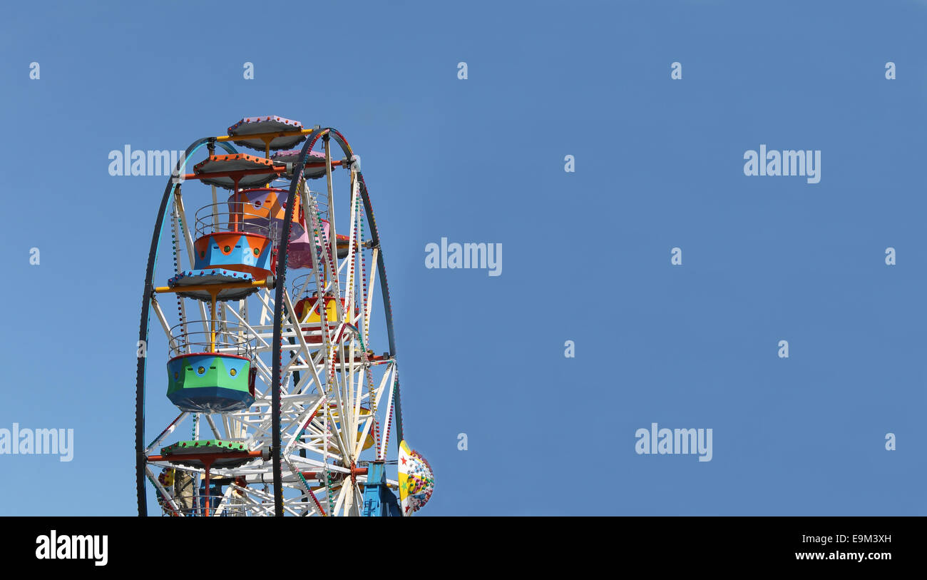 Ruota panoramica Ferris con cielo blu di sfondo e copiare lo spazio. Foto Stock