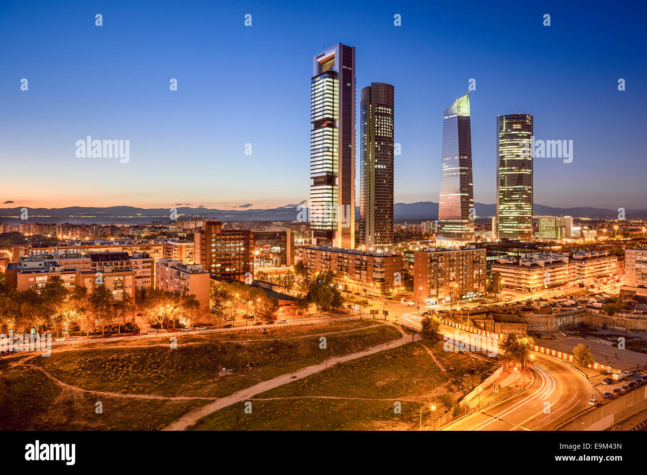 Madrid, Spagna il quartiere finanziario skyline al crepuscolo. Foto Stock