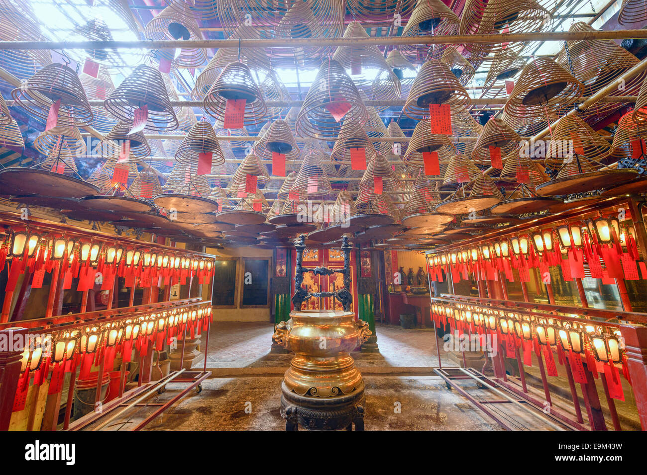 Tempio di Man Mo, Hong Kong, Cina incenso bobine. Foto Stock