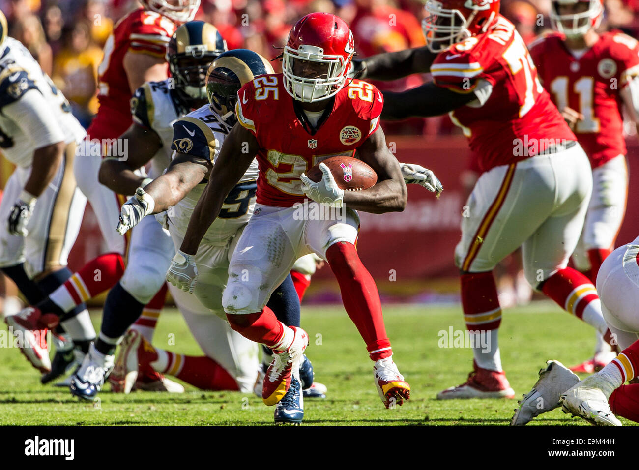 Kansas City, MO, Stati Uniti d'America. 26 ott 2014. Kansas City Chiefs running back Jamaal Charles (25) porta la palla durante il gioco di NFL tra il St. Louis Rams e il Kansas City Chiefs Ad Arrowhead Stadium di Kansas City, MO. I capi sconfitti i montoni 34-7. © csm/Alamy Live News Foto Stock