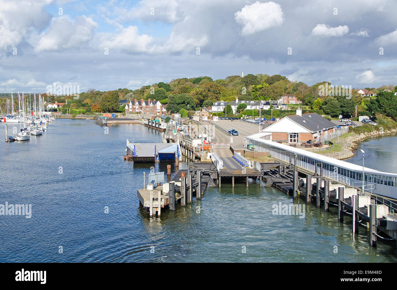 Lymington Ferry Terminal visto da una partenza traghetto per l'Isola di Wight. Foto Stock