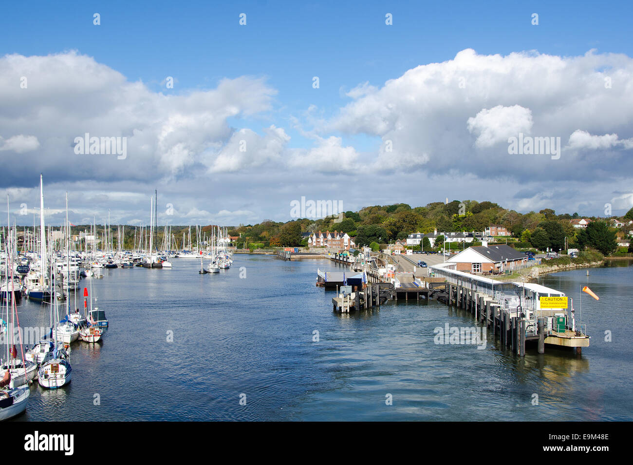 Lymington Ferry Terminal visto da una partenza traghetto per l'Isola di Wight. Foto Stock