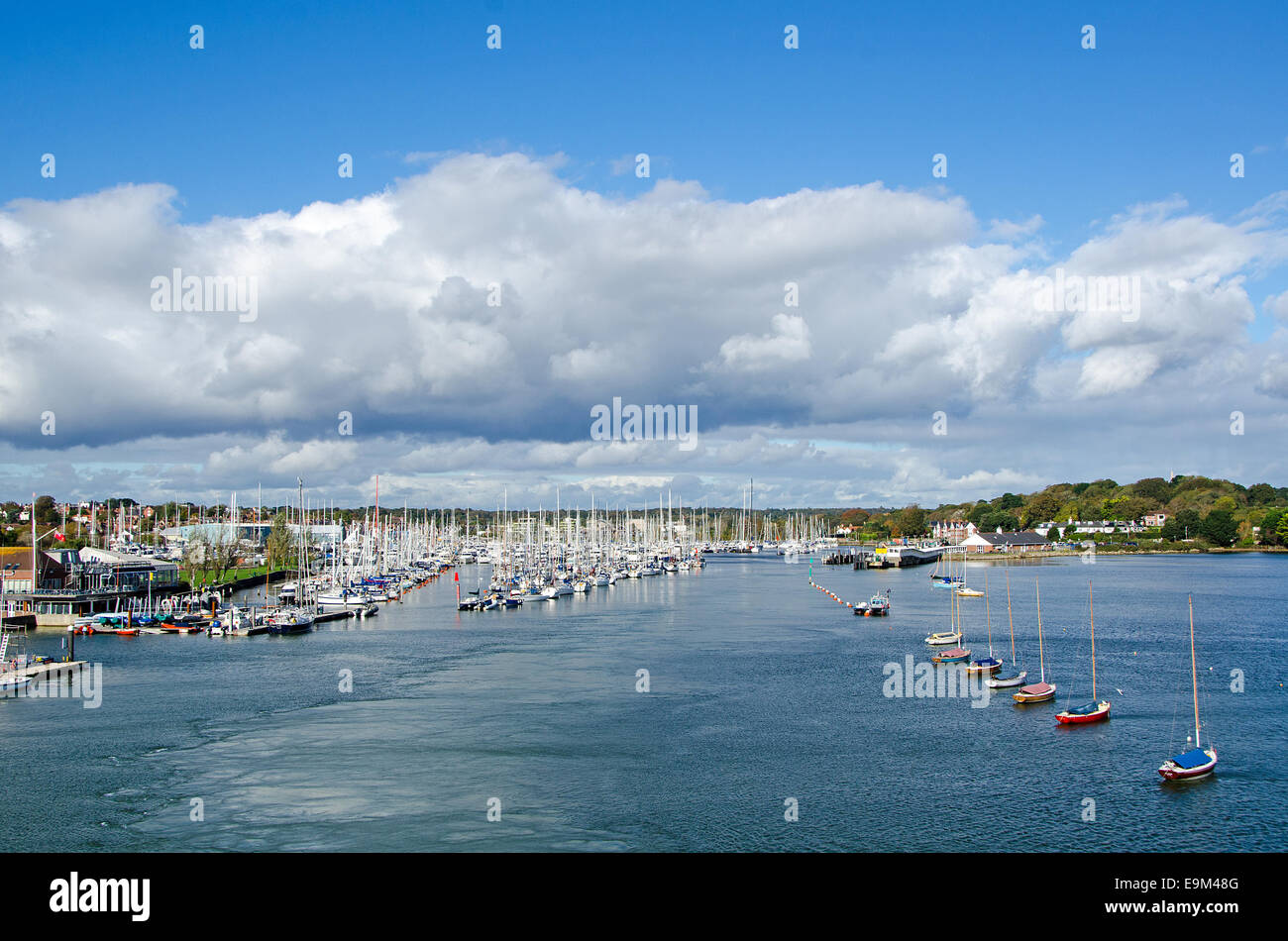 Lymington Harbour, come si vede da una partenza traghetto per l'Isola di Wight Foto Stock