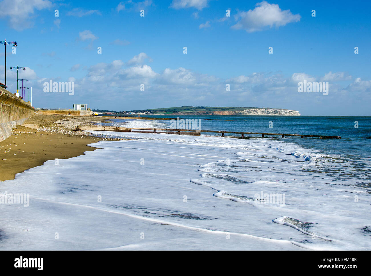 La spiaggia a Shanklin, Isle of Wight, guardando attraverso il Sandown Bay a Culver Cliff. Foto Stock