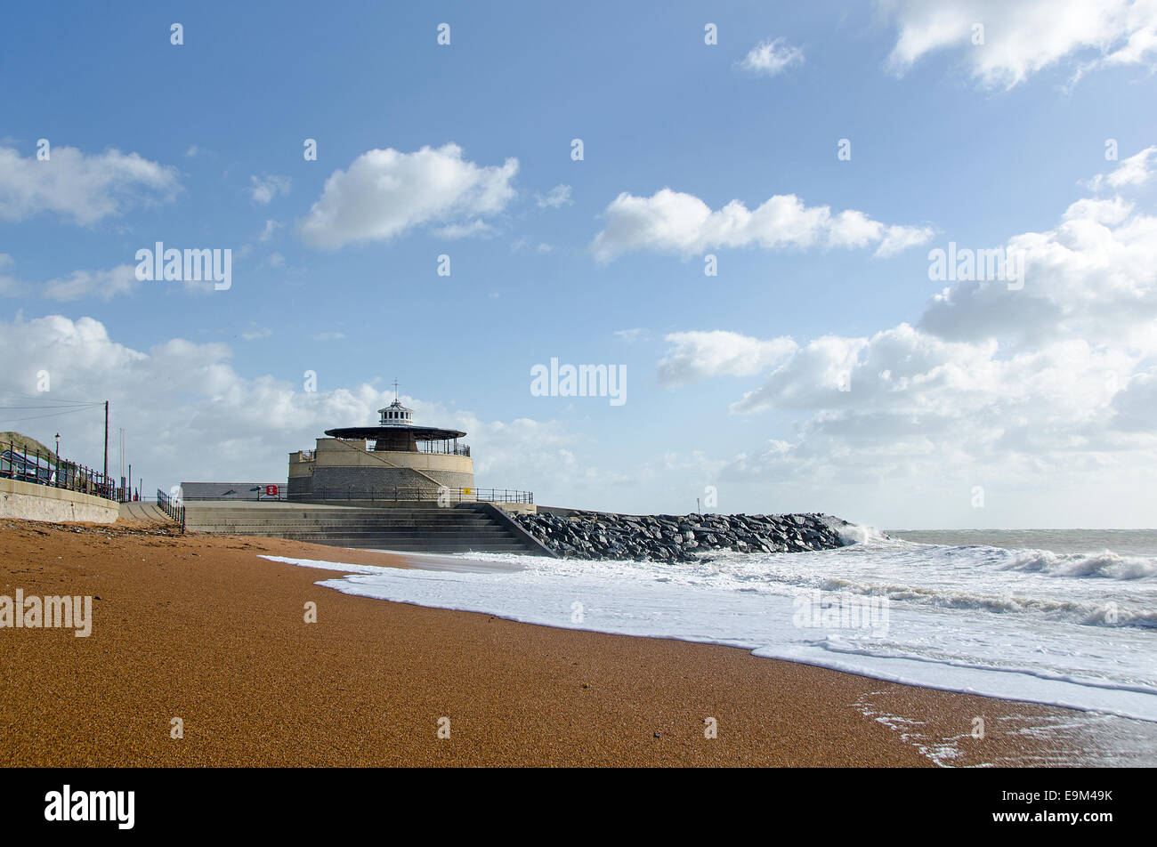Spiaggia, bandstand e frangiflutti a Ventnor, Isle of Wight, Regno Unito. Foto Stock