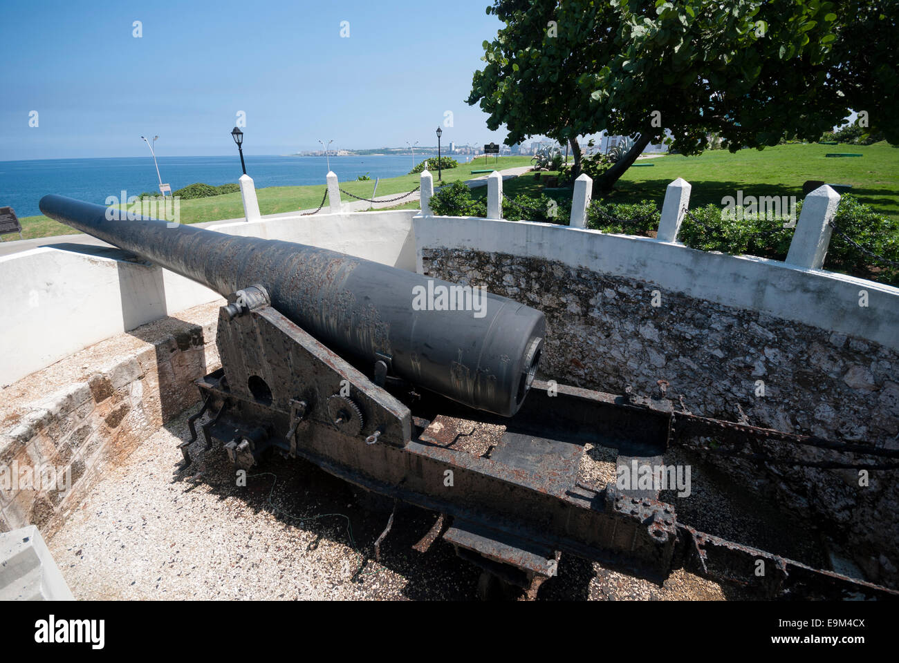 Uno dei due cannoni sul display nel back giardini al nacional hotel in havana cuba. Foto Stock
