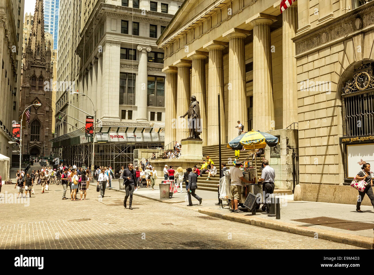 New York, NY, Stati Uniti d'America - 23 Giugno 2014: New York ora di pranzo la gente del posto e i turisti di fronte al New York Stock Exchange building. Foto Stock