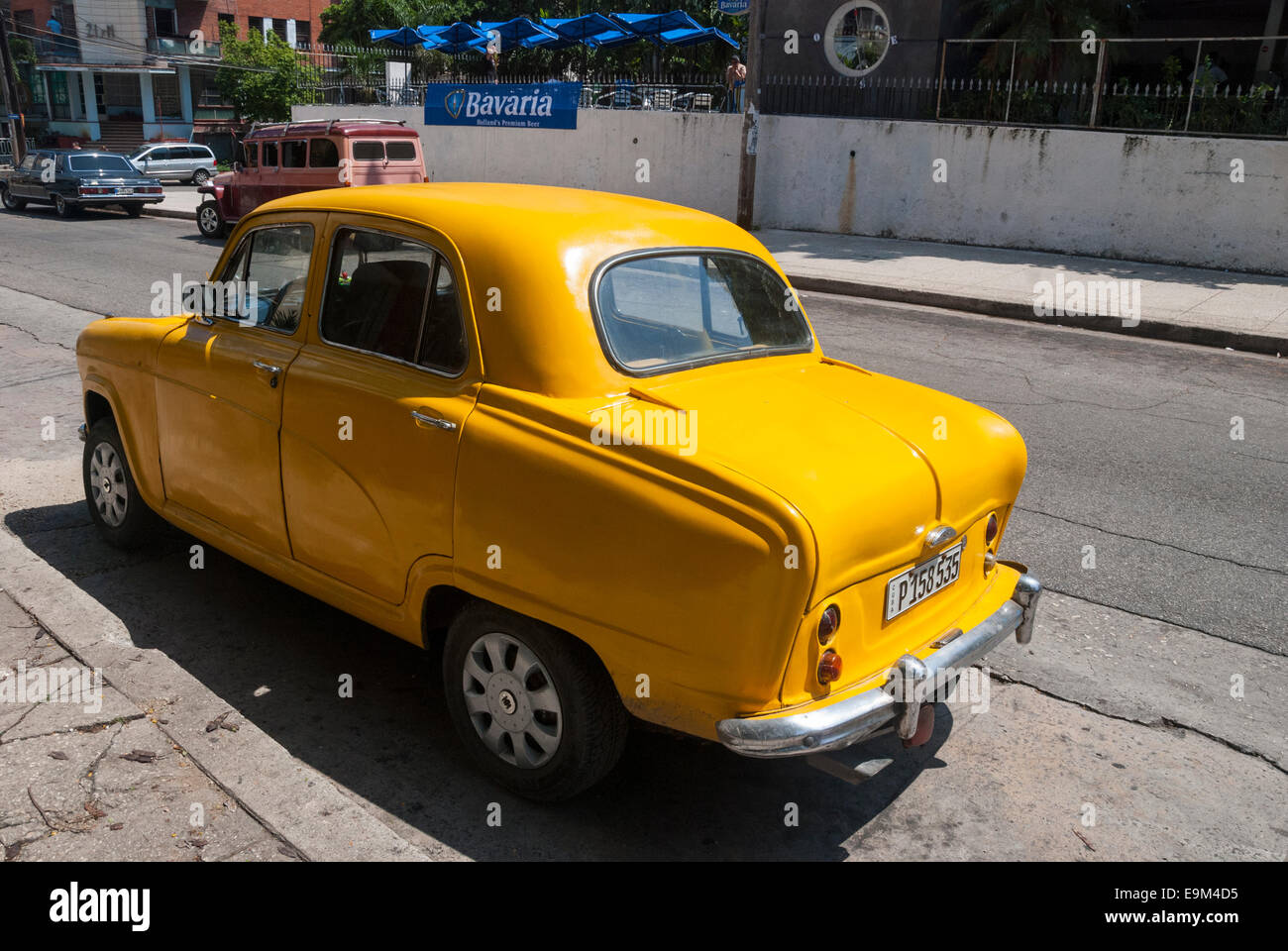 Un giallo brillante 1956 Austin A40 Cambridge salvato da rottami e restaurato per essere usato come un taxi turistici nella Città dell Avana Cuba Foto Stock
