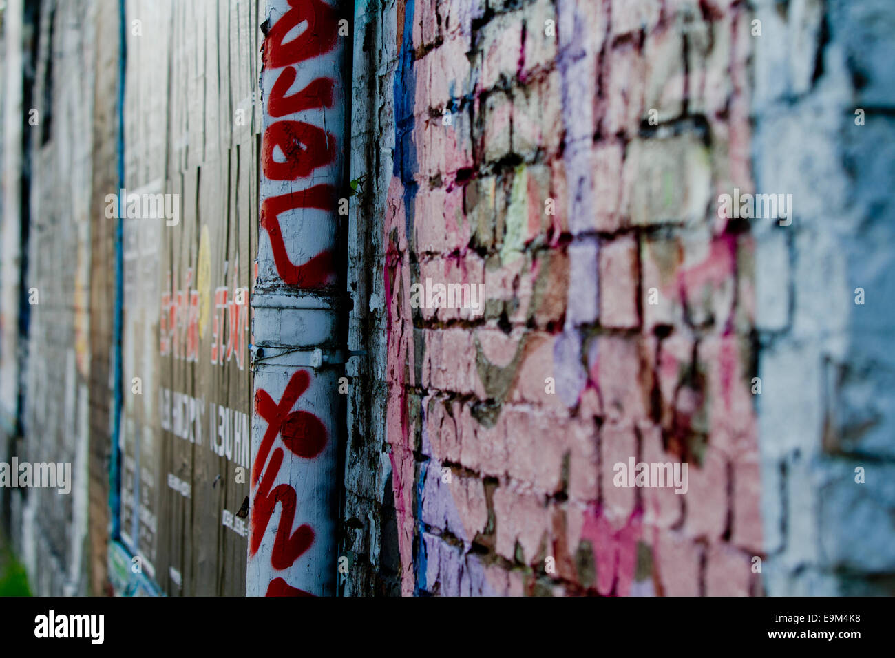 Coloufull graffiti del muro di Berlino in mattoni drainpipe Foto Stock