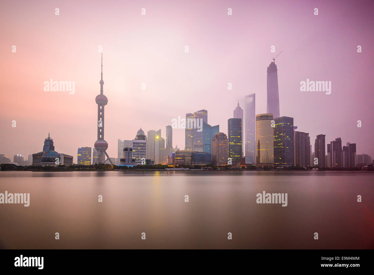 Shanghai, Cina skyline della città sul fiume Huangpu. Foto Stock