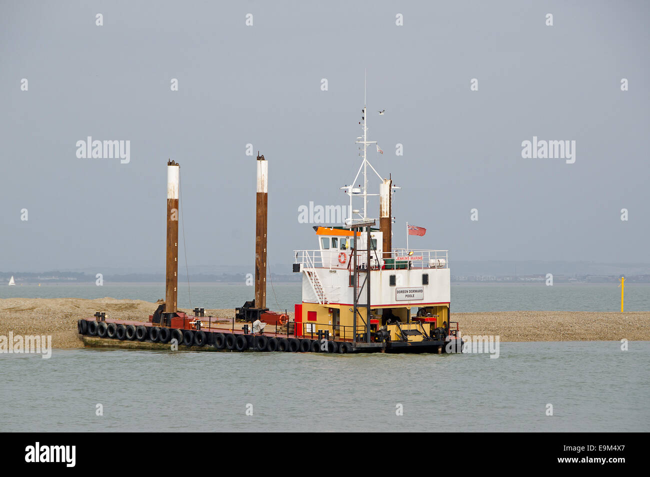 Doreen Dorward, un ruolo multi nave, impiegati nella costruzione di una nuova struttura di frangionde distaccato a Cowes, Regno Unito. Foto Stock