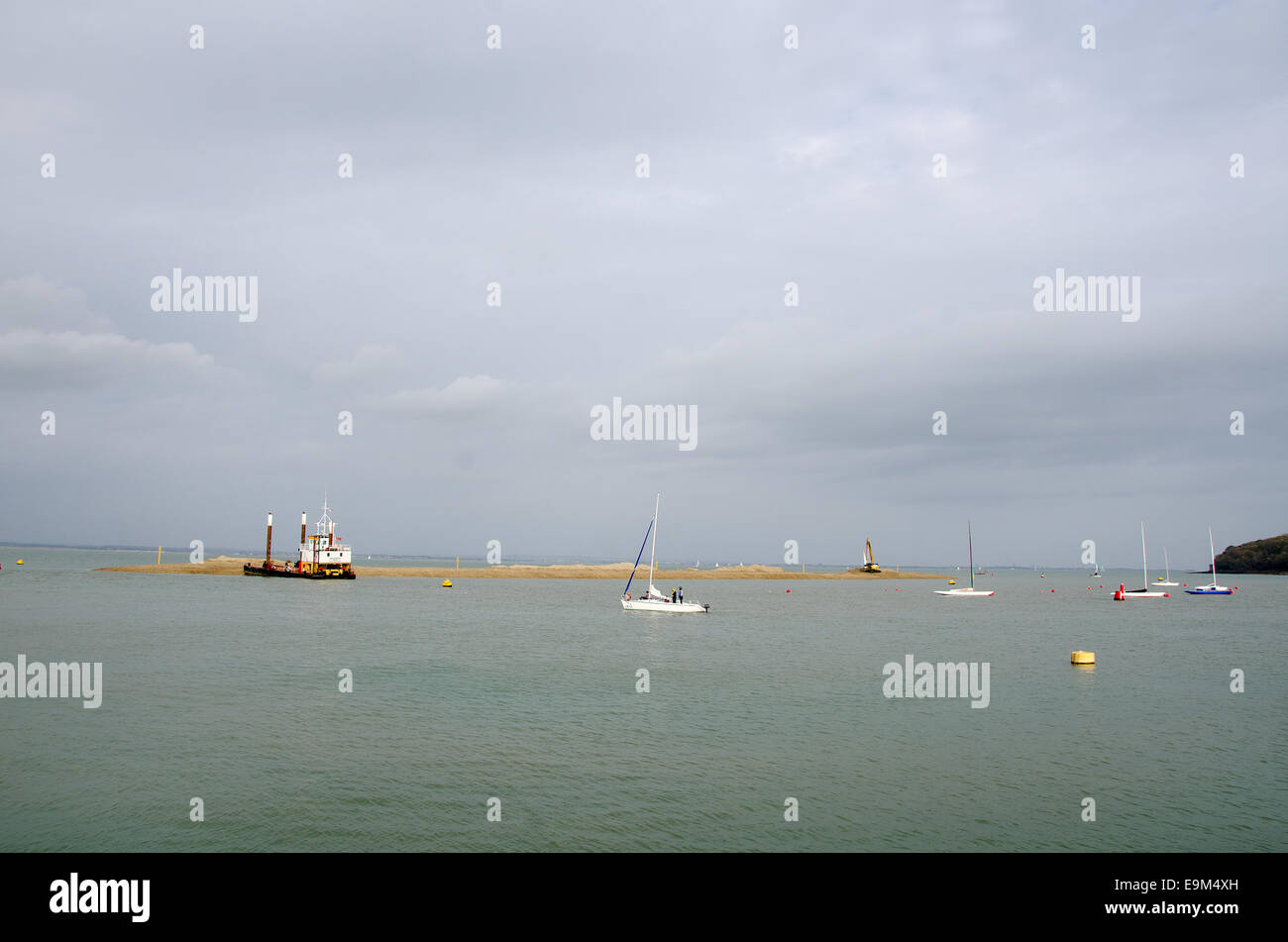 La costruzione di una nuova struttura di frangionde distaccato a Cowes, Regno Unito. La multi murpose nave, Doreen Dorward è visibile a sinistra. Foto Stock